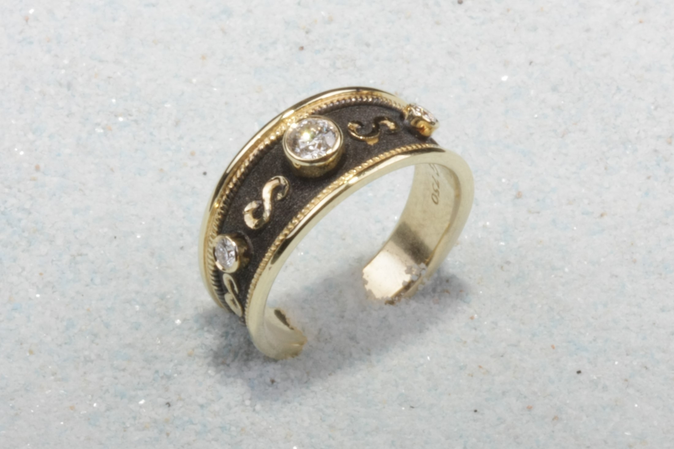 18k gold ring two tone dark