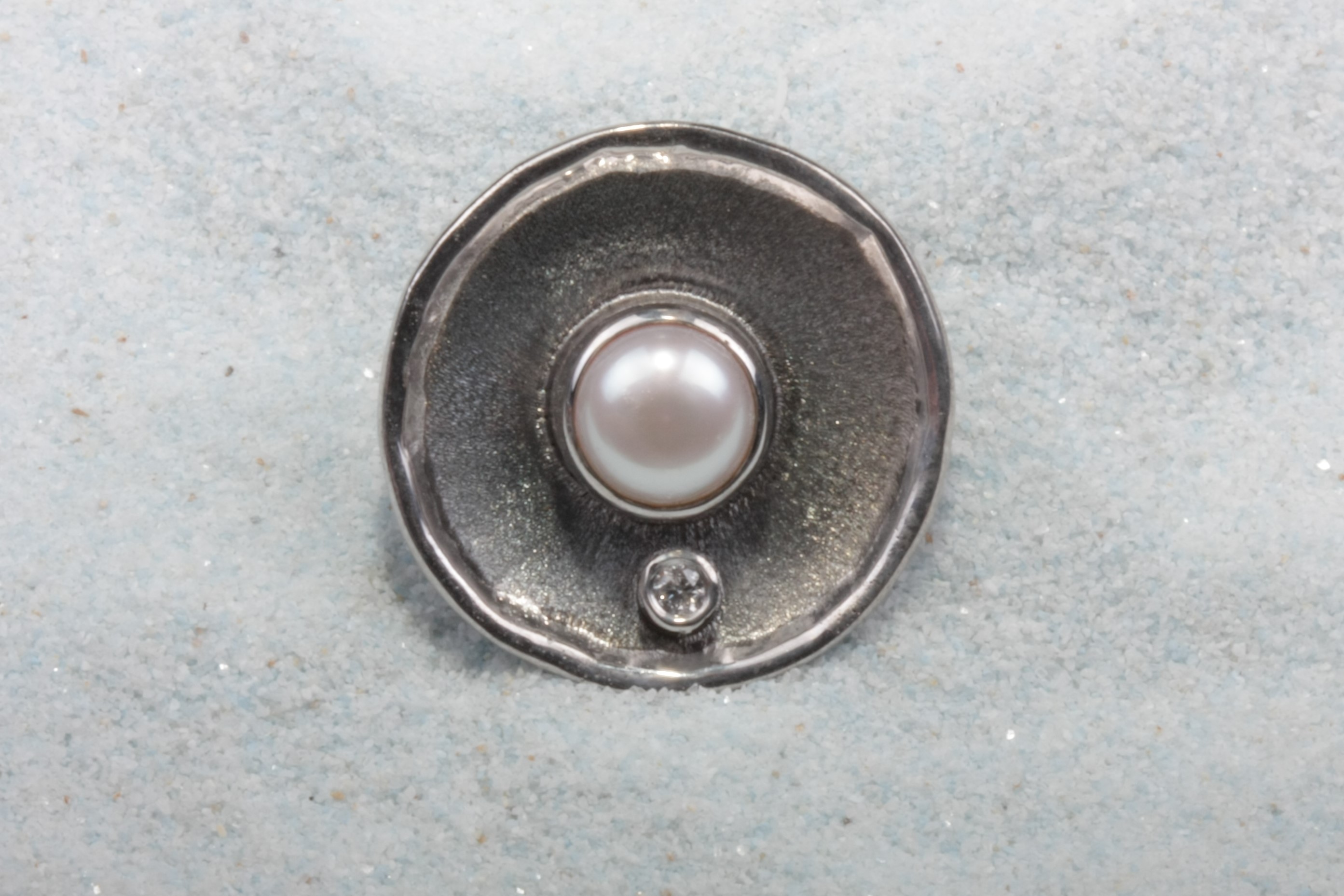 silver pendant pearl circle