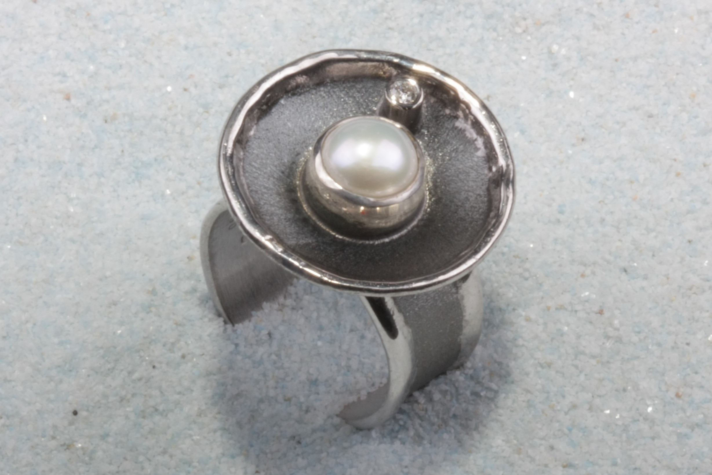 silver ring pearl circle