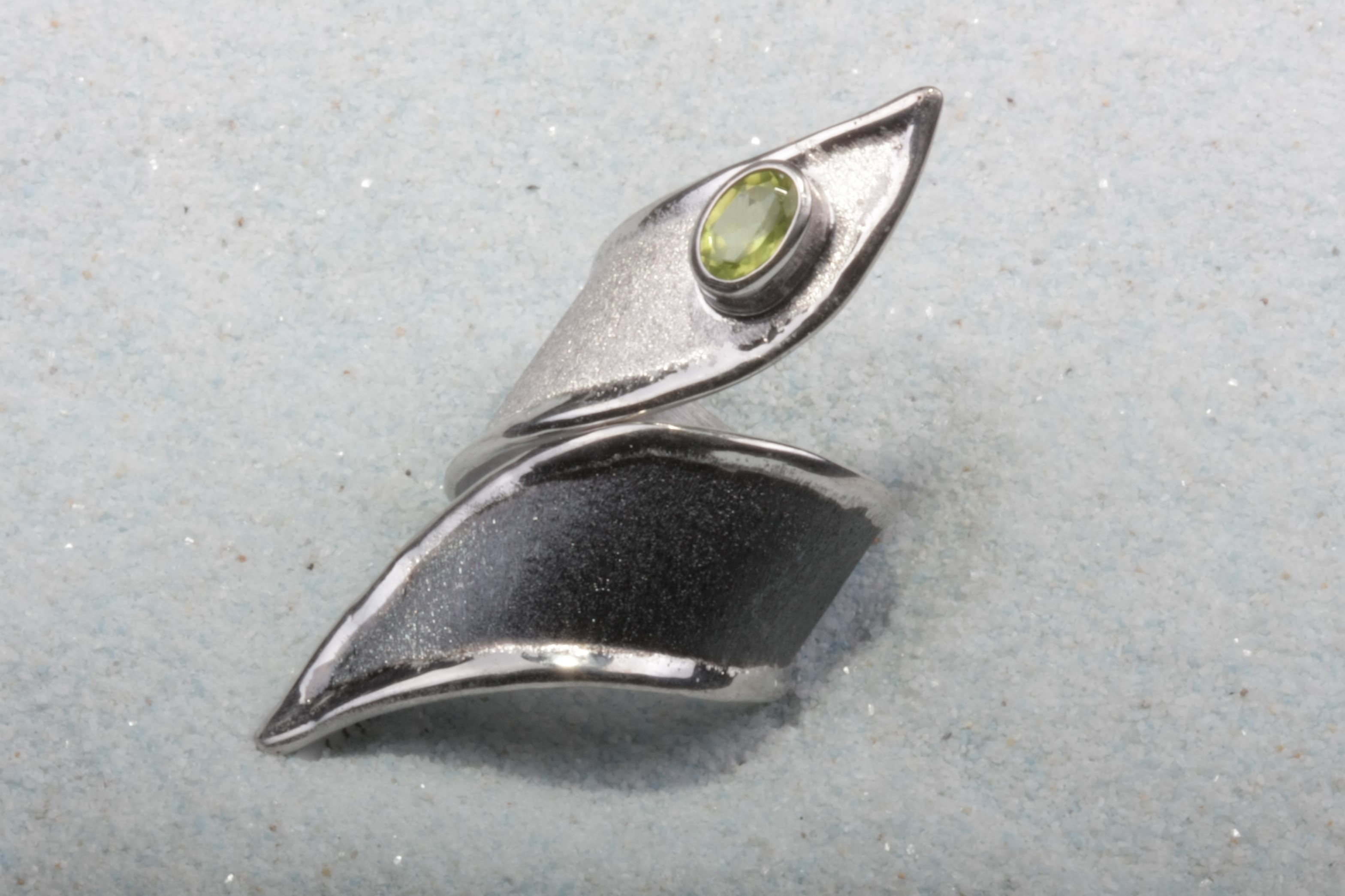 silver ring peridot twist el