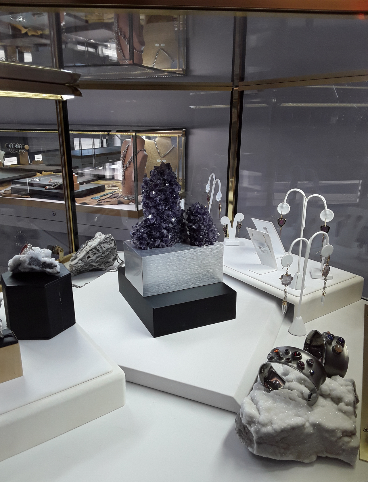 aura showroom image 03